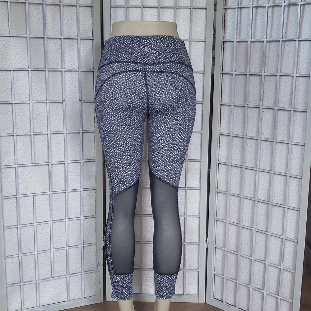 Lululemon Athletica black and white croped with mesh details leggings size 6